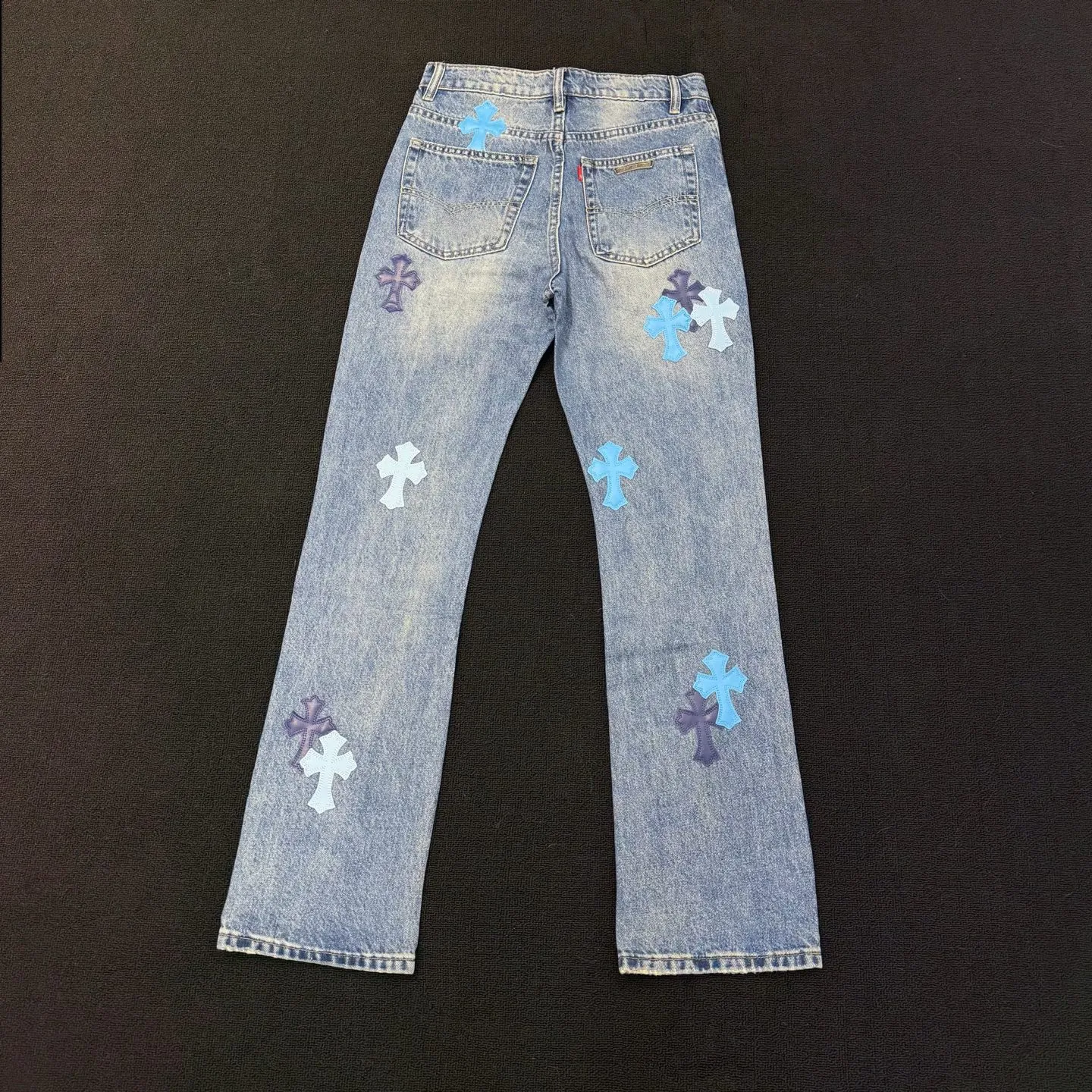 P280 Style number: D379 Chrome hearts CH grams new classic cross patch leather jeans Size: s-XXL (28 30 32 34 36) Color: washed blue Size reference 28 pants length 100 waist circumference 72 30 pants length 101 waist circumference 76 32 pants length 103 waist circumference 80 34 pants length 104 waist circumference 84 36 pants length 106 waist circumference 88
